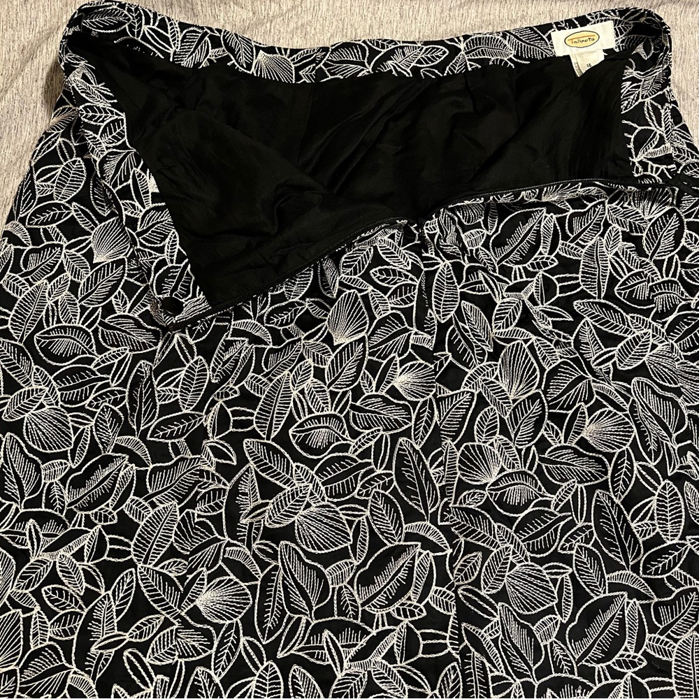 Talbots Black/White A-Line Knee-Length Skirt Floral Leaf Design -Women’s Size 16 - Picture 6 of 8